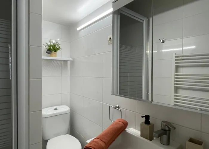 La Maquette - A 2 Pas Des Arenes * نيم